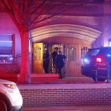 La police investiguait la scène du crime dans le campus lundi soir.